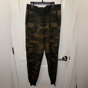 Camo Joggers by New York & Company Size Med Preowned
